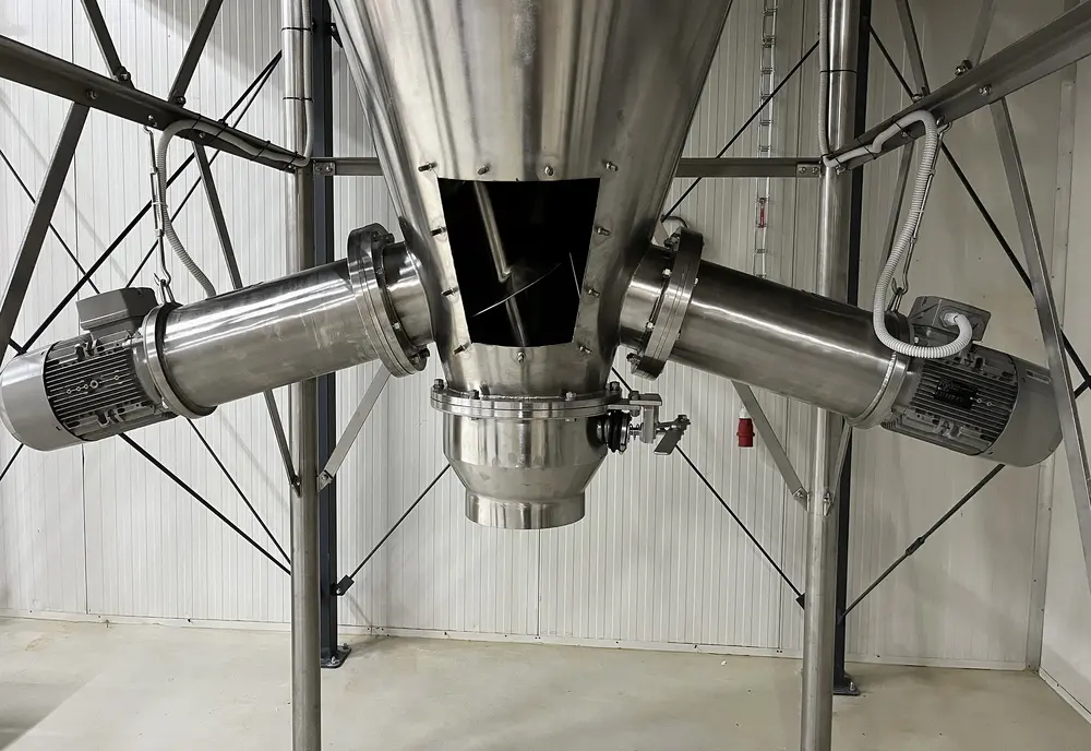 Vertikální míchací zařízení pro míchání koření